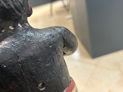 Een Engelse polychroom beschilderde houten sculptuur van een rokende indiaan uit een tabakszaak, 18e eeuw — foto 20