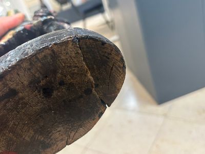 Een Engelse polychroom beschilderde houten sculptuur van een rokende indiaan uit een tabakszaak, 18e eeuw — foto 4