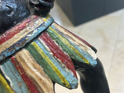Een Engelse polychroom beschilderde houten sculptuur van een rokende indiaan uit een tabakszaak, 18e eeuw — foto 6