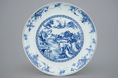 Een erg fijne Chinese blauw-witte schotel met landschapsdecor, Yongzheng/Qianlong