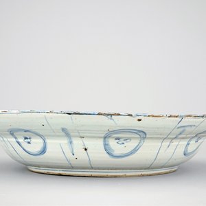 Een erg grote blauw witte Chinese schotel in kraakporselein, 17e eeuw — foto 5