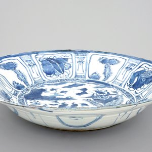 Een erg grote blauw witte Chinese schotel in kraakporselein, 17e eeuw — foto 8