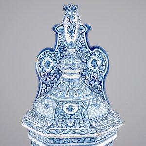 Een erg grote blauw-witte Delftse wandfontein met tuit, 18e eeuw — foto 7