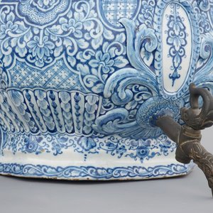 Een erg grote blauw-witte Delftse wandfontein met tuit, 18e eeuw — foto 8