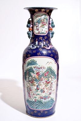 Een erg grote Chinese vaas met famille rose decor op bleu poudré fondkleur, 20e eeuw