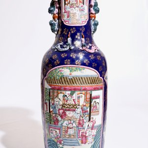 Een erg grote Chinese vaas met famille rose decor op bleu poudré fondkleur, 20e eeuw — foto 3