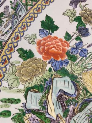 Een extreem grote Chinese famille verte schotel met kwartels en pioenrozen, Kangxi merk, 20e eeuw — foto 5