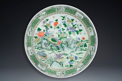 Een extreem grote Chinese famille verte schotel met kwartels en pioenrozen, Kangxi merk, 20e eeuw