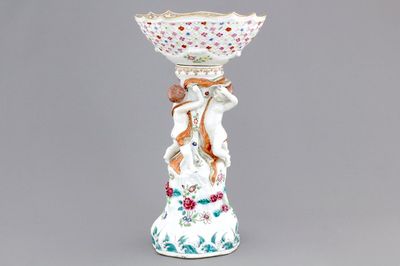Een famille rose fruitschaal op voet in de stijl van Meissen, Qianlong, 18e eeuw