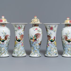 Een famille rose-stijl vijfdelig kaststel met hanen en kippen, Samson, Parijs, 19e eeuw — foto 1