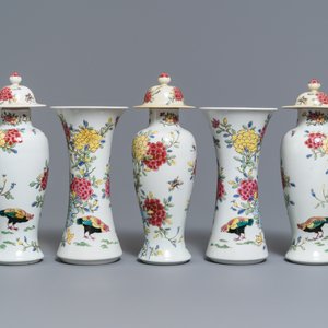 Een famille rose-stijl vijfdelig kaststel met hanen en kippen, Samson, Parijs, 19e eeuw — foto 3
