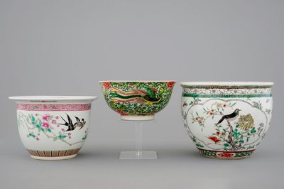 Een famille verte jardinière, een famille rose bloempot en een wucai kom, 19/20e eeuw