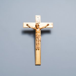 Een figuur van Christus in Indo-Portugees ivoor op latere crucifix, wellicht Goa, 17e eeuw — foto 1