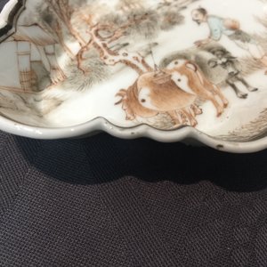 Een fijn beschilderd Chinees lepelschoteltje met grisaille decor, Yongzheng/Qianlong — foto 4