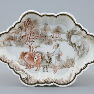 Een fijn beschilderd Chinees lepelschoteltje met grisaille decor, Yongzheng/Qianlong — foto 1