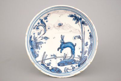 Een fijn blauw en mangaan geschilderd bord met een haas, Savona, 18e eeuw