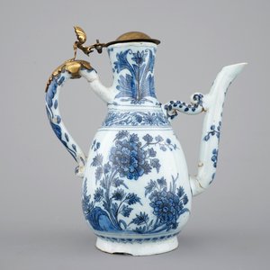 Een fijn blauw-wit Delfts aardewerken kruikje, Samuel van Eenhoorn, De Grieksche A, 1674-1685 — foto 4