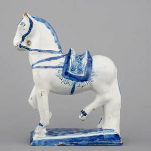 Een fijn blauw-wit Delfts aardewerken model van een paard, 18e eeuw — foto 2