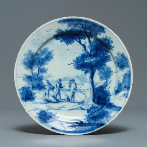 Een fijn blauw-wit Delfts bord met figuren in een landschap, 1e kwart 18e eeuw — foto 1
