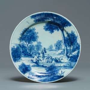 Een fijn blauw-wit Delfts bord met figuren in een landschap, 1e kwart 18e eeuw — foto 1