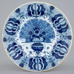 Een fijn blauw-wit Delfts bord met pauwstaart decor, 18e eeuw — foto 1