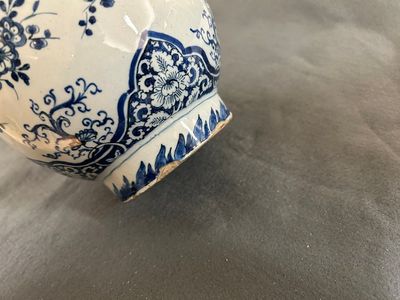 Een fijn blauw-wit Delfts vijfdelig kaststel, 1e kwart 18e eeuw — foto 6
