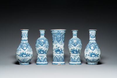 Een fijn blauw-wit Delfts vijfdelig kaststel, 1e kwart 18e eeuw