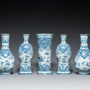 Een fijn blauw-wit Delfts vijfdelig kaststel, 1e kwart 18e eeuw — foto 4