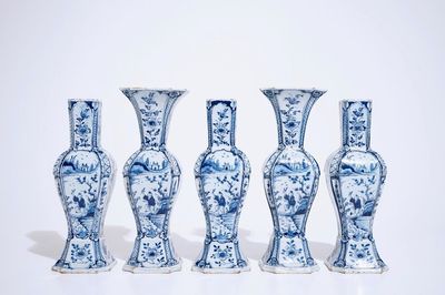 Een fijn blauw-wit Delfts vijfdelig kaststel met chinoiseriedecor, 1e helft 18e eeuw