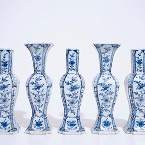 Een fijn blauw-wit Delfts vijfdelig kaststel met chinoiseriedecor, 1e helft 18e eeuw — foto 4