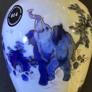 Een fijn blauw-wit en mangaan Delfts chinoiserie vaasje met een olifant, 2e helft 17e eeuw — foto 8