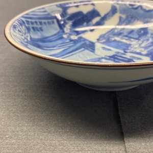 Een fijn Chinees blauw-wit 'Xi Xiang Ji' bord met een tempelscène, Jiajing merk, Kangxi — foto 21