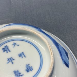 Een fijn Chinees blauw-wit 'Xi Xiang Ji' bord met een tempelscène, Jiajing merk, Kangxi — foto 29