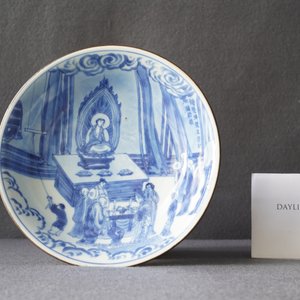 Een fijn Chinees blauw-wit 'Xi Xiang Ji' bord met een tempelscène, Jiajing merk, Kangxi — foto 6