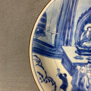 Een fijn Chinees blauw-wit 'Xi Xiang Ji' bord met een tempelscène, Jiajing merk, Kangxi — foto 10