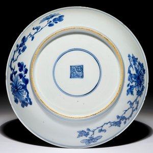 Een fijn Chinees blauwwit bord met landschapsdecor, Kangxi — foto 2