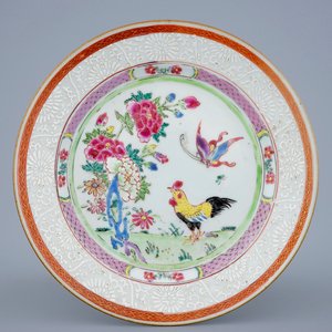 Een fijn Chinees famille rose bord met bianco sopra bianco rand, Yongzheng/Qianlong — foto 1