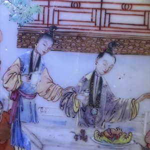 Een fijn Chinees famille rose bord met dames in een tuin, Yongzheng — foto 3