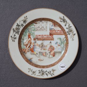 Een fijn Chinees famille rose bord met dames in een tuin, Yongzheng — foto 7