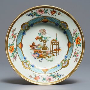 Een fijn Chinees famille rose bord met decor van antiquiteiten, Yongzheng — foto 1