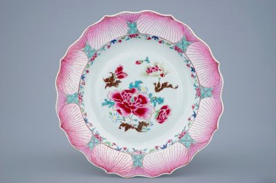 Een fijn Chinees famille rose bord met decor van een lotusbloem, Yongzheng/Qianlong