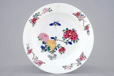 Een fijn Chinees famille rose bord met een vlinder bij bloemen, Yongzheng, 1723-1735
