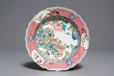 Een fijn Chinees famille rose bord met mandarijneenden, Yongzheng