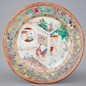 Een fijn Chinees famille rose bord met vlinders op de rand, Yongzheng, 1723-1735 — foto 1