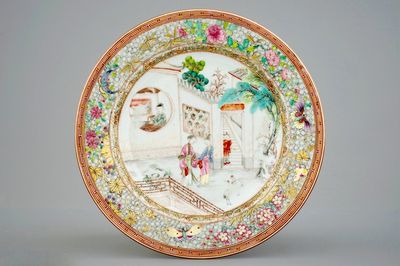 Een fijn Chinees famille rose bord met vlinders op de rand, Yongzheng, 1723-1735