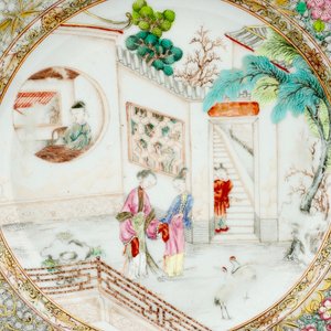 Een fijn Chinees famille rose bord met vlinders op de rand, Yongzheng, 1723-1735 — foto 3
