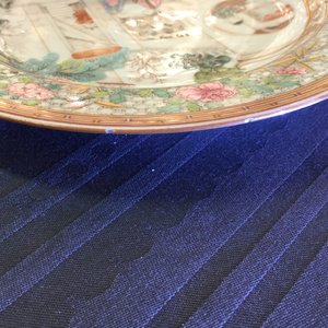Een fijn Chinees famille rose bord met vlinders op de rand, Yongzheng, 1723-1735 — foto 6
