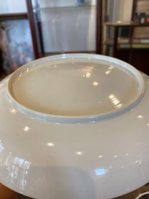 Een fijn Chinees famille rose eierschaal bord met een jongen en twee gouvernantes in een interieur, Yongzheng — foto 5