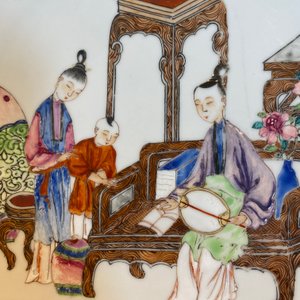Een fijn Chinees famille rose eierschaal bord met een jongen en twee gouvernantes in een interieur, Yongzheng — foto 4