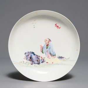 Een fijn Chinees famille rose eierschaal bord met een wijsgeer, Yongzheng — foto 1